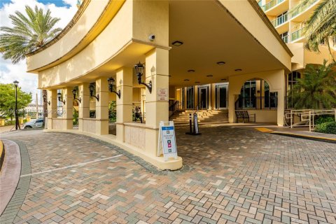 Condo in Hollywood, Florida, 1 bedroom № 2245975 - photo 12