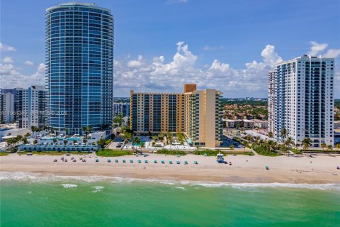 Condo in Hollywood, Florida, 1 bedroom № 2245975 - photo 9