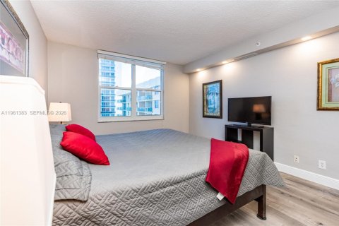 Condo in Hollywood, Florida, 1 bedroom № 2245975 - photo 23