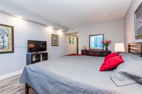 Condo in Hollywood, Florida, 1 bedroom № 2245975 - photo 22
