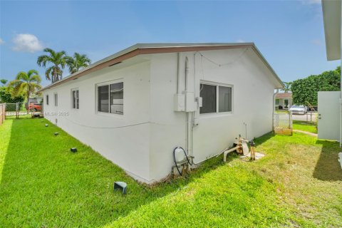 House in Hollywood, Florida 3 bedrooms, 131.74 sq.m. № 1806196 - photo 6