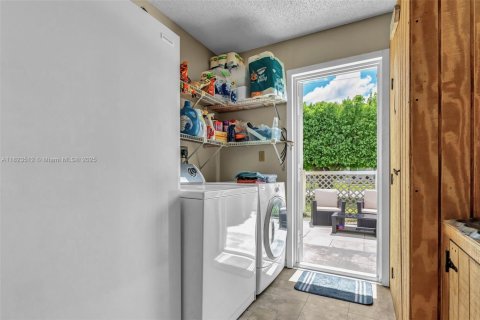 House in Hollywood, Florida 3 bedrooms, 131.74 sq.m. № 1806196 - photo 14