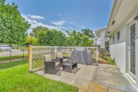 House in Hollywood, Florida 3 bedrooms, 131.74 sq.m. № 1806196 - photo 7