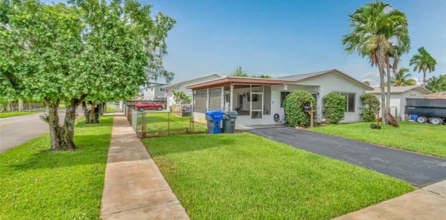 House in Hollywood, Florida 3 bedrooms, 131.74 sq.m. № 1806196