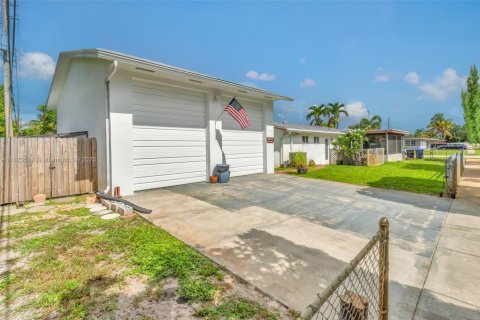 House in Hollywood, Florida 3 bedrooms, 131.74 sq.m. № 1806196 - photo 8