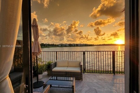 Villa ou maison à Miami Lakes, Floride 4 chambres, 177.26 m2 № 2084658