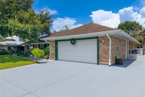 House in Vero Beach, Florida 3 bedrooms, 235.23 sq.m. № 2230205 - photo 10