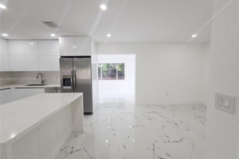 Villa ou maison à vendre à Miami, Floride: 5 chambres, 164.99 m2 № 1987059 - photo 13