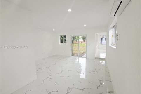 Villa ou maison à vendre à Miami, Floride: 5 chambres, 164.99 m2 № 1987059 - photo 18