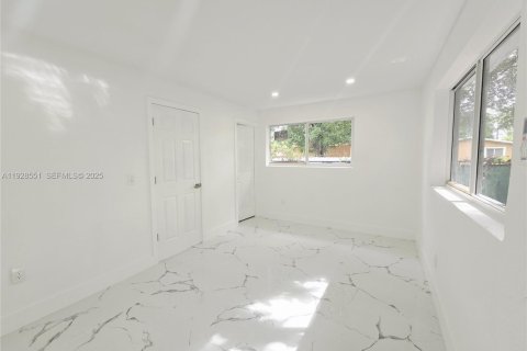 Villa ou maison à vendre à Miami, Floride: 5 chambres, 164.99 m2 № 1987059 - photo 19