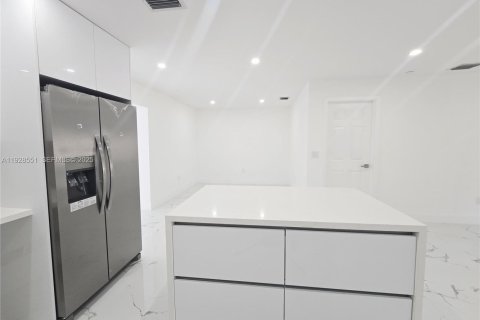 Villa ou maison à vendre à Miami, Floride: 5 chambres, 164.99 m2 № 1987059 - photo 12