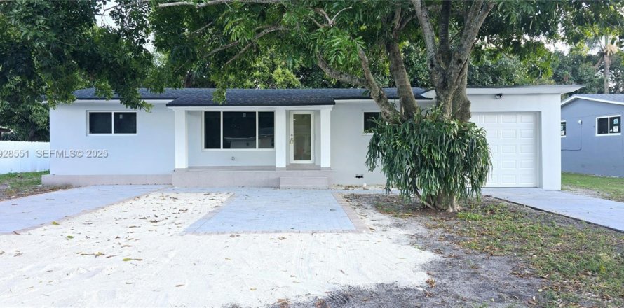 Villa ou maison à Miami, Floride 5 chambres, 164.99 m2 № 1987059
