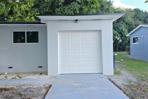 Villa ou maison à vendre à Miami, Floride: 5 chambres, 164.99 m2 № 1987059 - photo 2