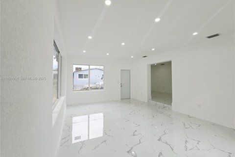 Villa ou maison à vendre à Miami, Floride: 5 chambres, 164.99 m2 № 1987059 - photo 22