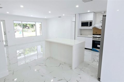 Villa ou maison à vendre à Miami, Floride: 5 chambres, 164.99 m2 № 1987059 - photo 10