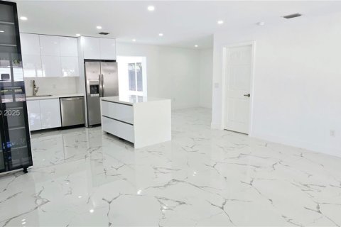 Villa ou maison à vendre à Miami, Floride: 5 chambres, 164.99 m2 № 1987059 - photo 9