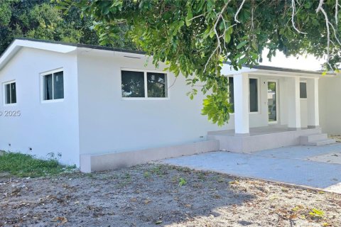 Villa ou maison à vendre à Miami, Floride: 5 chambres, 164.99 m2 № 1987059 - photo 5