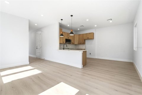 Duplex in Orlando, Florida 3 bedrooms, 146.41 sq.m. № 2197143 - photo 4