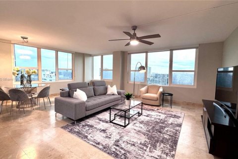 Condominio en alquiler en Hollywood, Florida, 2 dormitorios, 126.35 m2 № 1926020 - foto 1