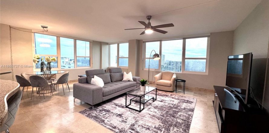 Condominio en Hollywood, Florida, 2 dormitorios № 1926020