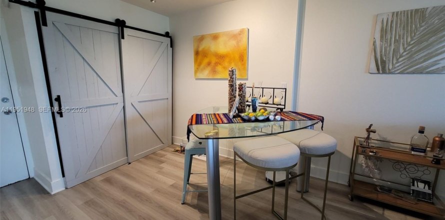 Condominio en Miami, Florida, 2 dormitorios  № 2006098