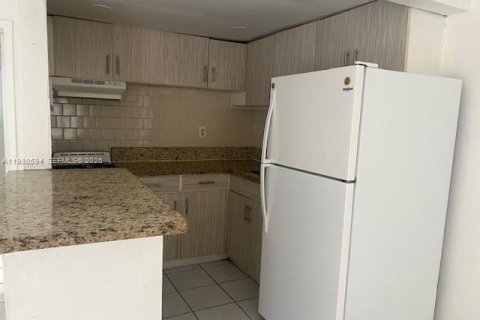 Condo in Hialeah, Florida, 1 bedroom  № 2043281 - photo 7