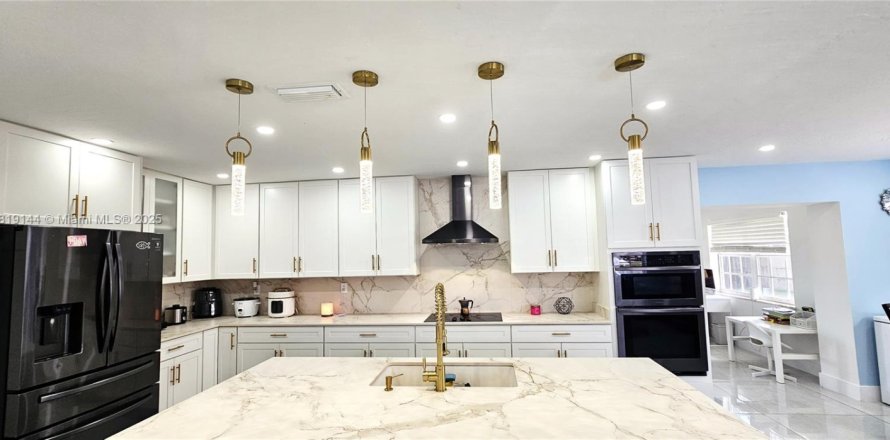 House in Miami, Florida 3 bedrooms, 134.71 sq.m. № 1777638