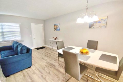 Condominio en venta en Pembroke Pines, Florida, 1 dormitorio, 75.34 m2 № 2010596 - foto 4