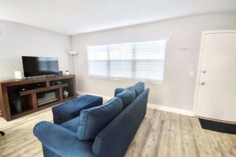 Condominio en venta en Pembroke Pines, Florida, 1 dormitorio, 75.34 m2 № 2010596 - foto 5