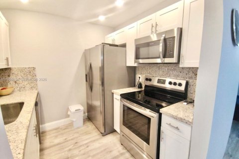 Condominio en venta en Pembroke Pines, Florida, 1 dormitorio, 75.34 m2 № 2010596 - foto 2