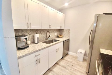 Condominio en venta en Pembroke Pines, Florida, 1 dormitorio, 75.34 m2 № 2010596 - foto 3