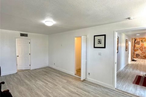House in Pinellas Park, Florida 5 bedrooms, 215.72 sq.m. № 1865930 - photo 17