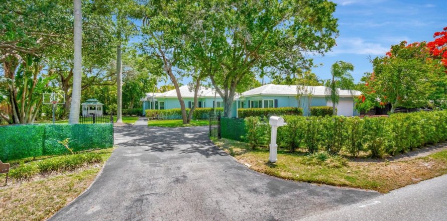 House in Delray Beach, Florida 4 bedrooms, 267.74 sq.m. № 2187198