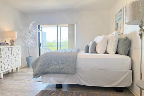 Condo in New Smyrna Beach, Florida, 2 bedrooms  № 1659629 - photo 18