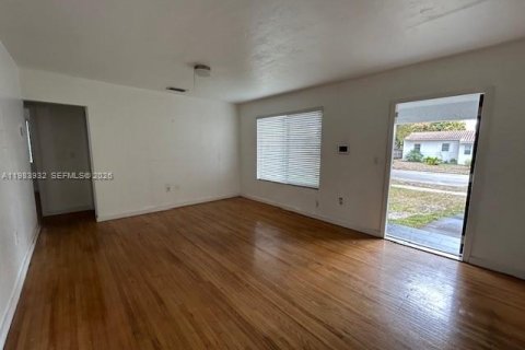 Купить виллу или дом в Уэст -Майами, Флорида 2 спальни, 134.62м2, № 2047136 - фото 3