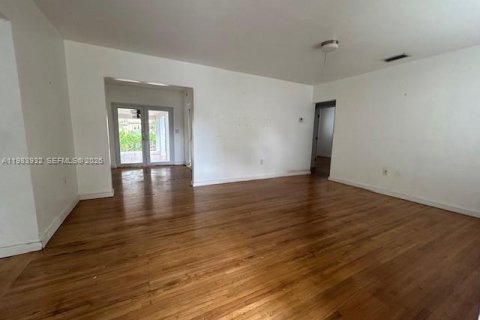 Купить виллу или дом в Уэст -Майами, Флорида 2 спальни, 134.62м2, № 2047136 - фото 2