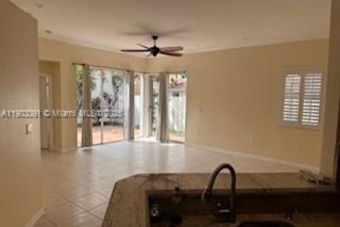 Casa en alquiler en Hollywood, Florida, 3 dormitorios, 131.92 m2 № 1954353 - foto 5