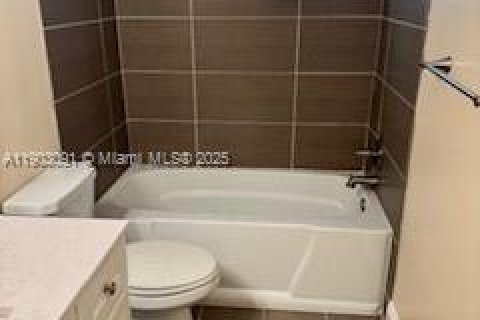 Casa en alquiler en Hollywood, Florida, 3 dormitorios, 131.92 m2 № 1954353 - foto 17