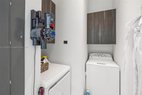 Condo in Miami, Florida, 4 bedrooms  № 1776445 - photo 14