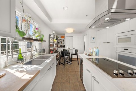 Condominio en venta en Miami Beach, Florida, 4 dormitorios, 259.2 m2 № 1981462 - foto 11