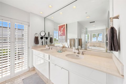 Condominio en venta en Miami Beach, Florida, 4 dormitorios, 259.2 m2 № 1981462 - foto 24