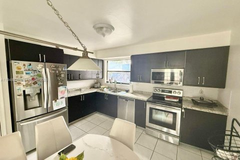 Снять в аренду таунхаус в Майами, Флорида 4 спальни, 117.34м2, № 2004539 - фото 3