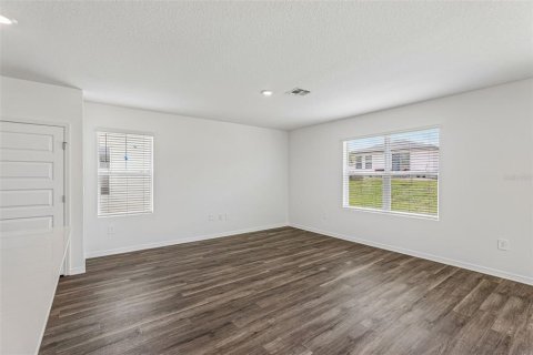 House in Haines City, Florida 4 bedrooms, 214.14 sq.m. № 2215356 - photo 2