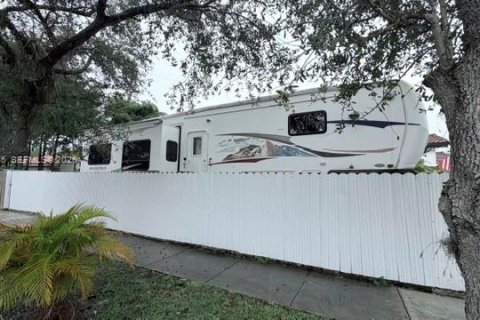 Casa en venta en Homestead, Florida, 3 dormitorios, 135.17 m2 № 2001908 - foto 28