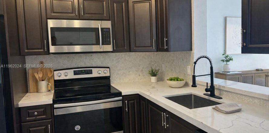 Condominio en Miramar, Florida, 2 dormitorios № 2023708
