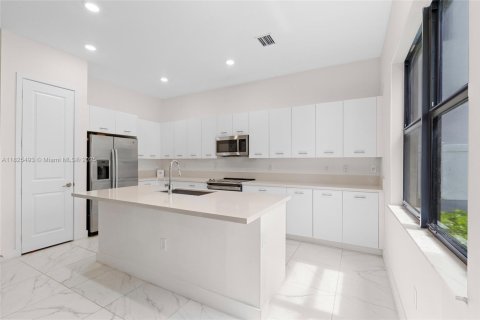Casa en venta en Miramar, Florida, 4 dormitorios, 251.21 m2 № 2087949 - foto 12
