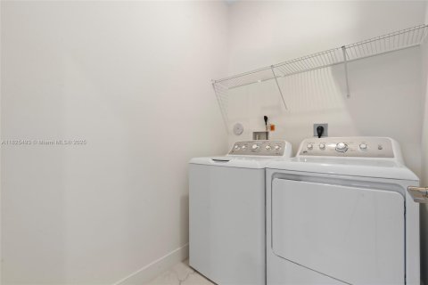 Casa en venta en Miramar, Florida, 4 dormitorios, 251.21 m2 № 2087949 - foto 29