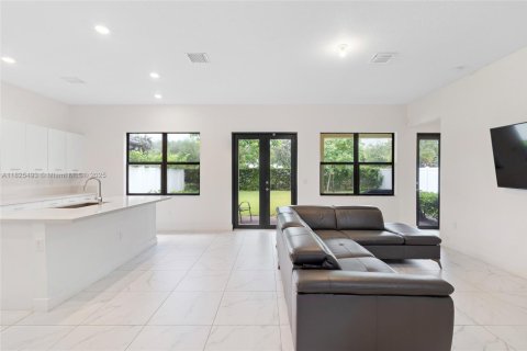 Casa en venta en Miramar, Florida, 4 dormitorios, 251.21 m2 № 2087949 - foto 18