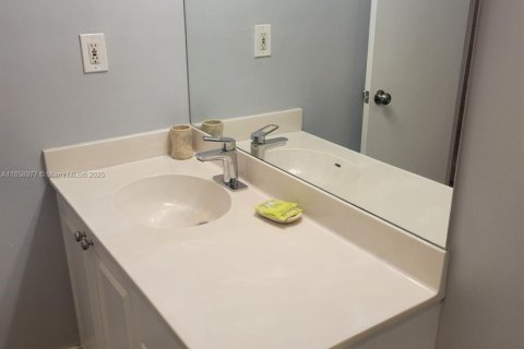 Condo in Sunny Isles Beach, Florida, 1 bedroom  № 1887421 - photo 18
