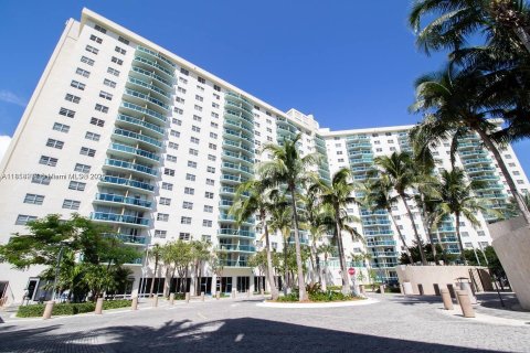 Condo in Sunny Isles Beach, Florida, 1 bedroom  № 1887421 - photo 2